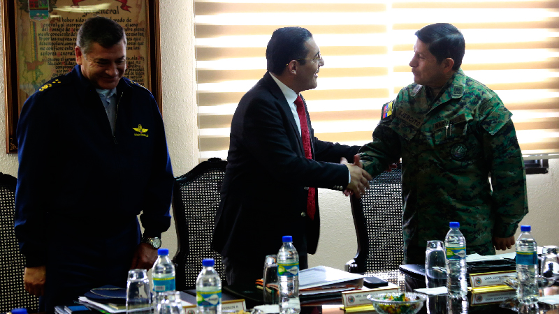 Ministro de Defensa mantuvo primera reunión con el Frente Militar de FF.AA.
