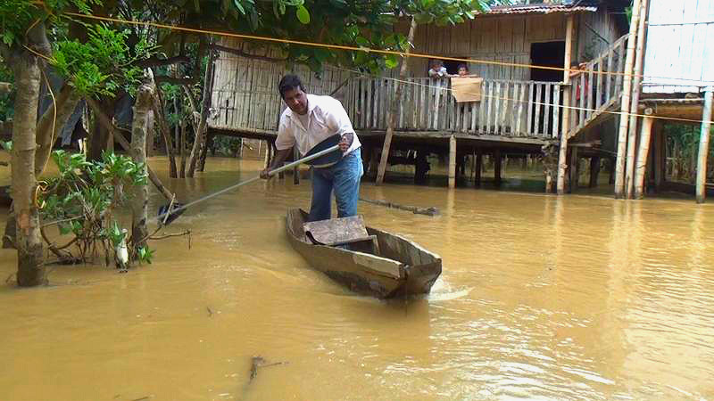 Pobladores de recinto en Babahoyo se movilizan en canoa tras intensas lluvias