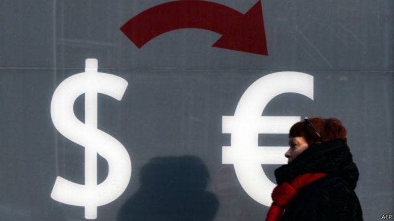 ¿Por qué el dólar le está ganando la batalla al euro?