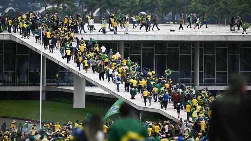 5 preguntas para entender el asalto a las instituciones del Estado en Brasil