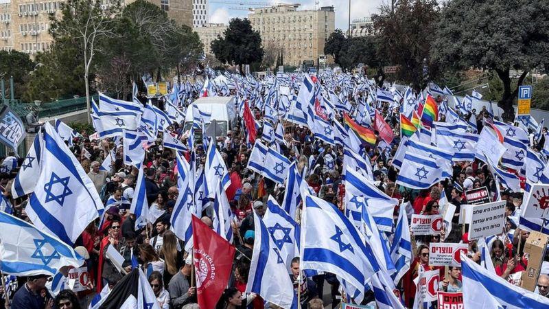 Protestas en Israel: 3 claves para entender las históricas marchas que han puesto a Netanyahu contra las cuerdas