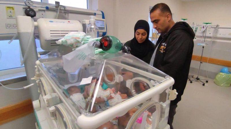 No podía creer que siguieran vivas: el emotivo reencuentro de algunos padres con sus bebés prematuros en Gaza que fueron evacuados del hospital Al Shifa