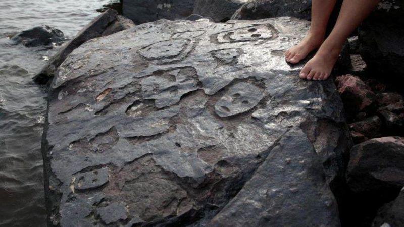 Las intrigantes caras talladas en rocas que quedaron expuestas por la grave sequía en el Amazonas