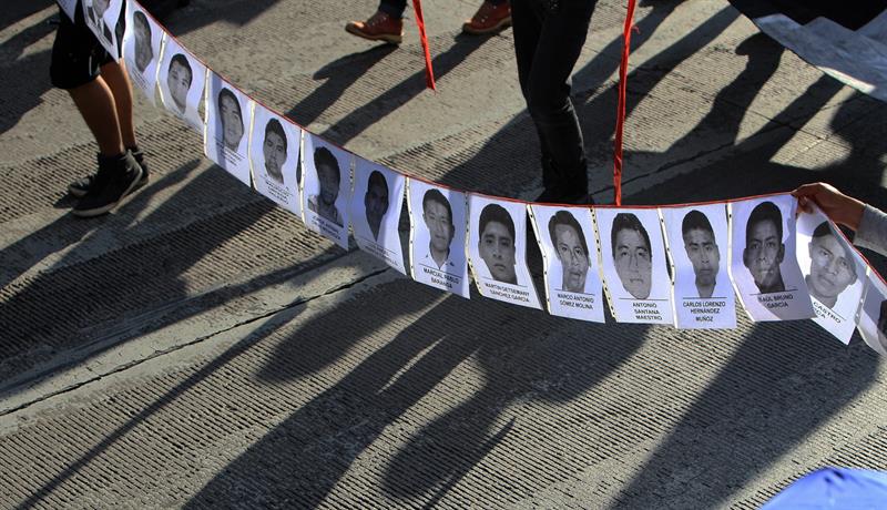 Miles de mexicanos piden al unísono que aparezcan con vida 43 estudiantes