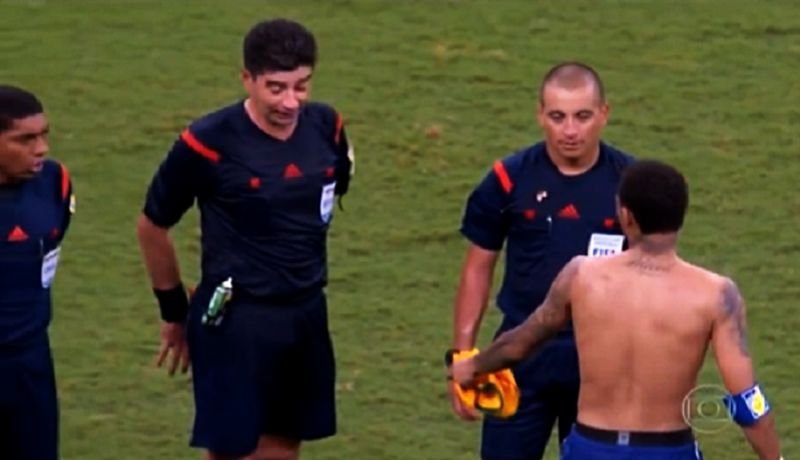 (VIDEO) El árbitro que rechazó un obsequio de Neymar
