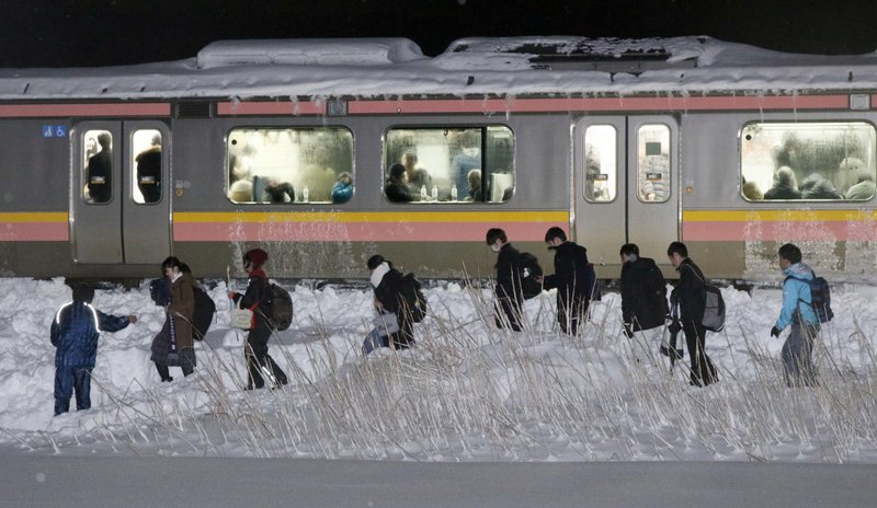 430 personas quedan varadas en un tren tras fuerte nevada en costa de Japón