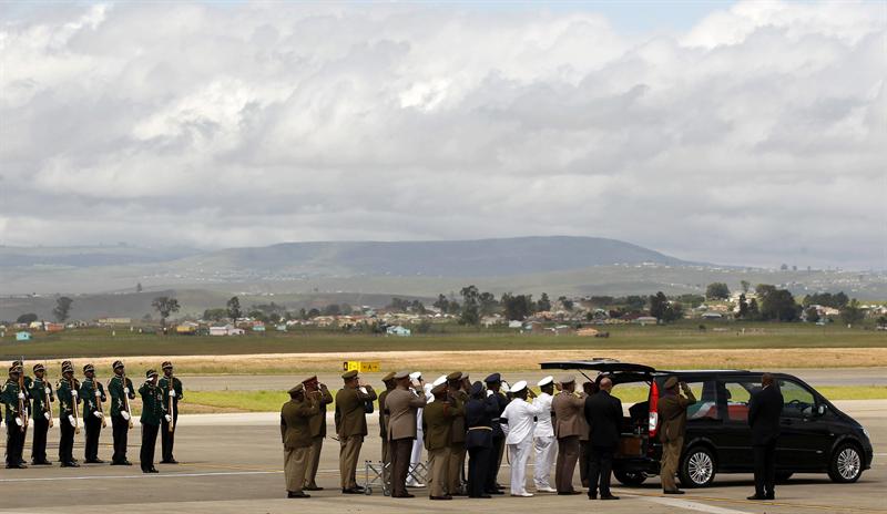 Los restos de Mandela llegan a su pueblo de Qunu para recibir sepultura