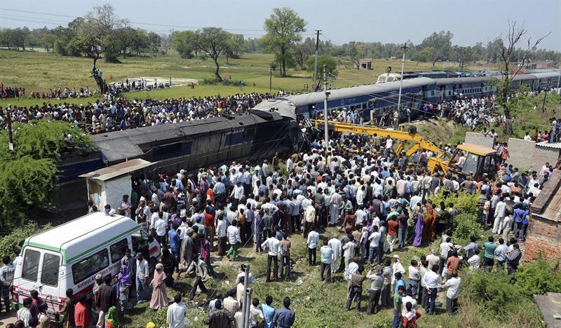 Al menos 34 muertos y 100 heridos en un accidente de tren en la India