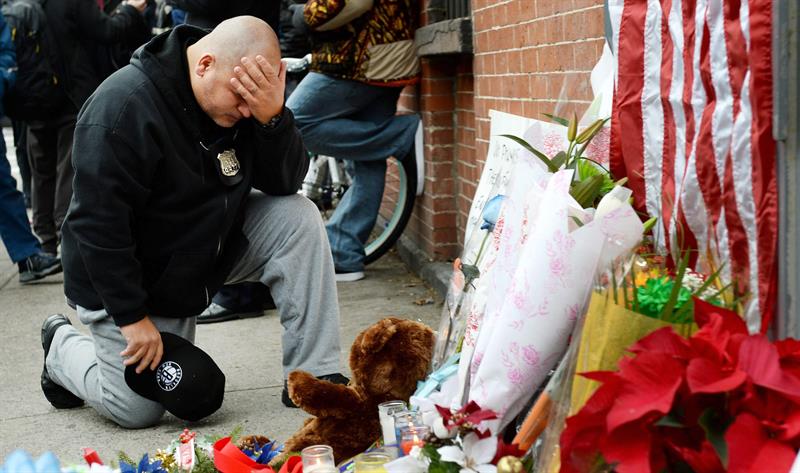 Conmoción y rabia en Nueva York tras el asesinato de dos policías