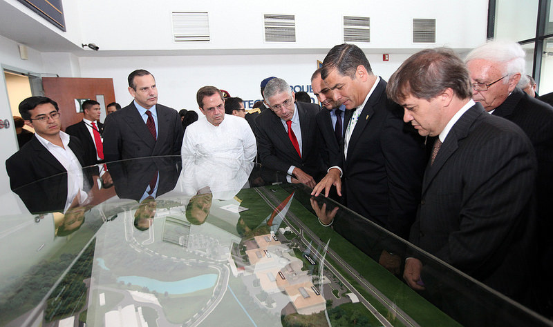 Correa visita parque tecnológico tras su arribo a Brasil