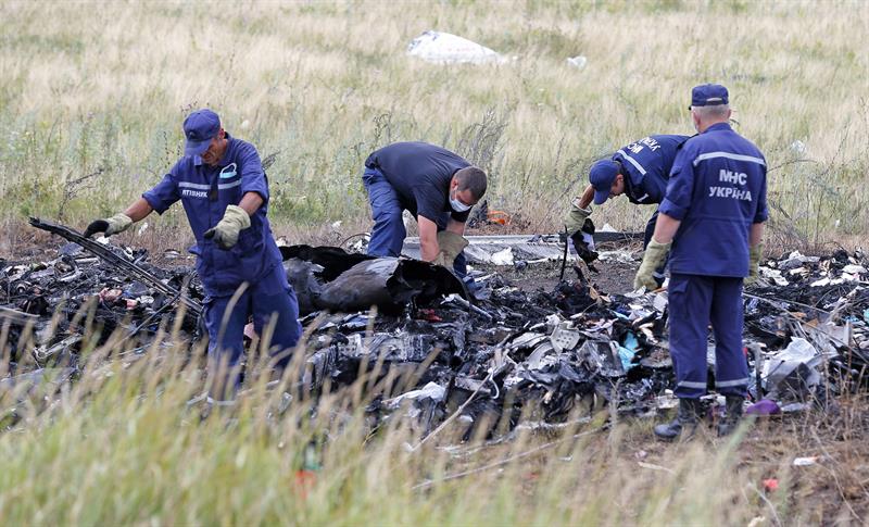 Hallan los cuerpos de otras 27 víctimas del avión malasio siniestrado