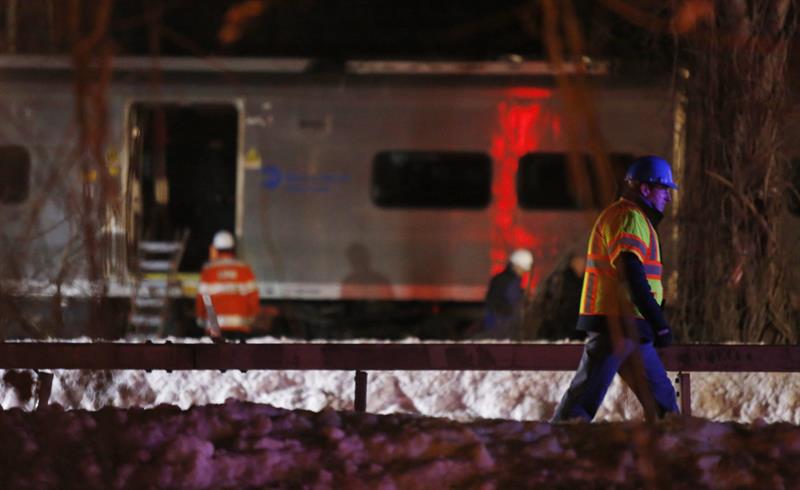 Al menos siete muertos en choque de tren y automóvil cerca de Nueva York