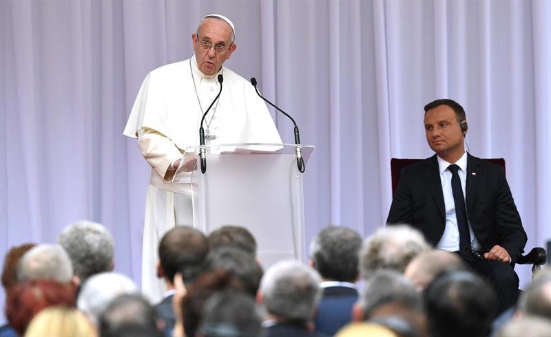 Papa insta a Polonia a &quot;acoger a los que huyen de guerras y del hambre&quot;
