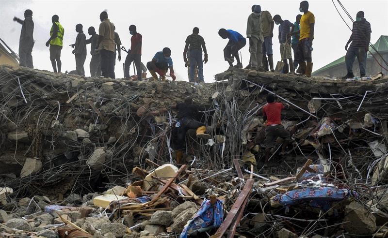 La cifra de muertos por derrumbe de un edificio en Nigeria supera los 80
