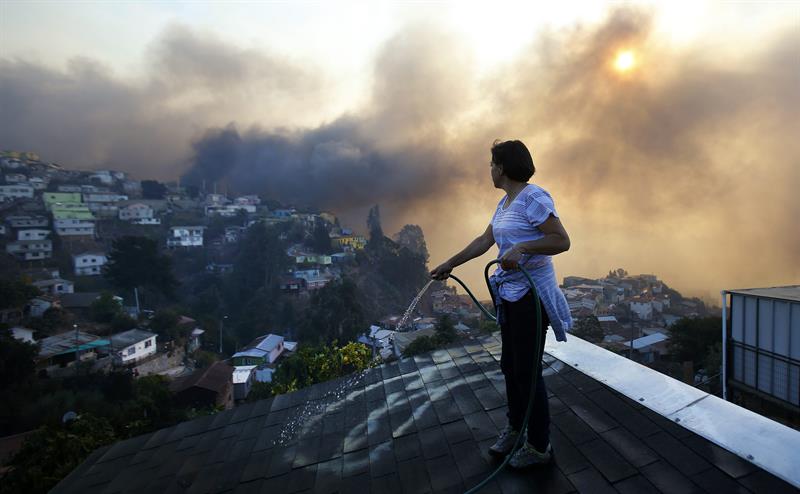 Siguen activos varios focos del incendio en Valparaíso