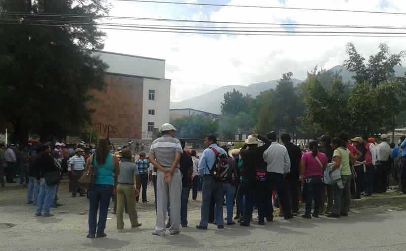 México: manifestantes incendian sede del oficialista PRI en Guerrero