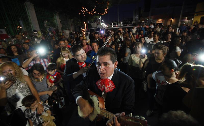Una multitud para recibir en Ciudad Juárez las cenizas de Juan Gabriel