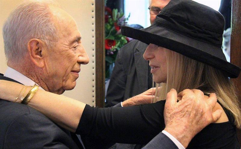 El presidene israelí celebra su cumpleaños 90 junto a Clinton, De Niro y Barbra Streisand