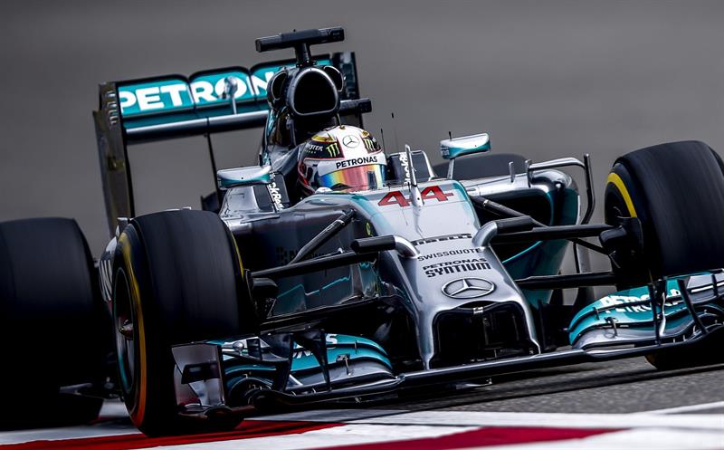 Hamilton lidera la segunda práctica de Shanghái, y Alonso acaba segundo