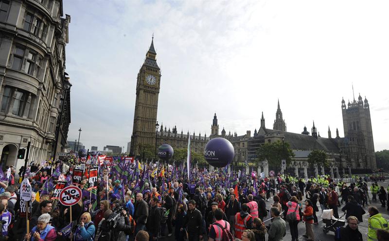 Más de 100 mil personas protestan en Londres contra los recortes