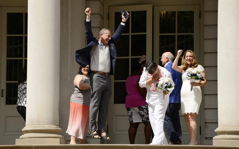 Fotos y lágrimas, la legalización del matrimonio gay crea euforia en EEUU