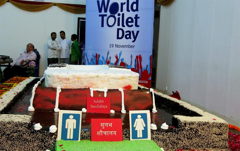Una torta de 700 kilos con forma retrete para sensibilizar a la India