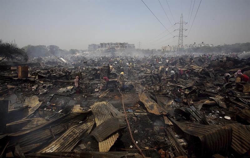 Devastador incendio deja al descubierto la India más miserable