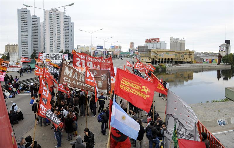 Cancelan vuelos entre Uruguay y Argentina por huelga de sindicatos argentinos
