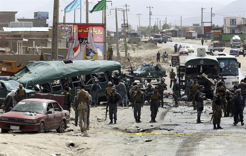 Ataque talibán contra buses de la policía deja 38 muertos en Kabul
