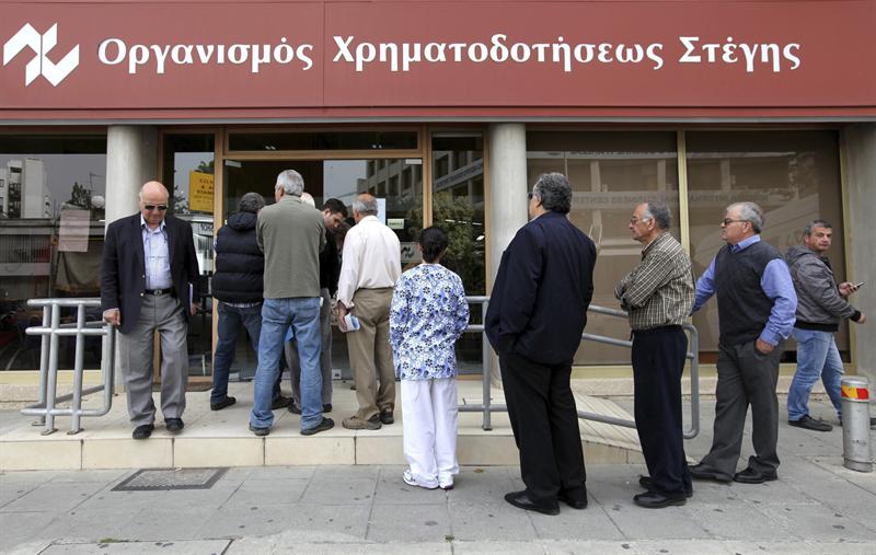 Banqueros de Chipre realizan huelga breve