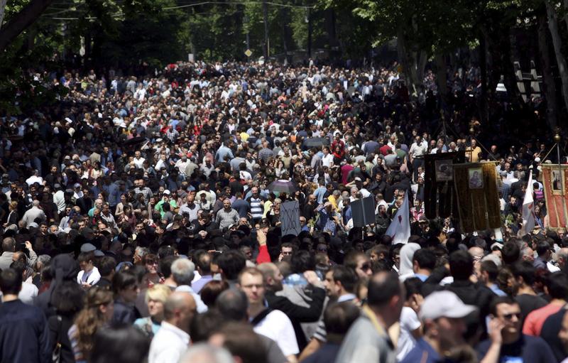 Miles de georgianos impiden en una marcha gay contra la homofobia