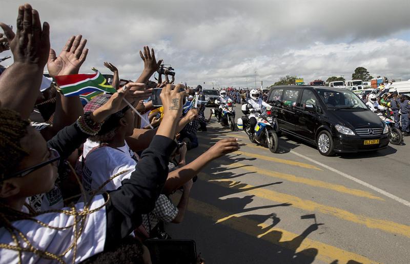 Los restos de Mandela llegan a su pueblo de Qunu para recibir sepultura