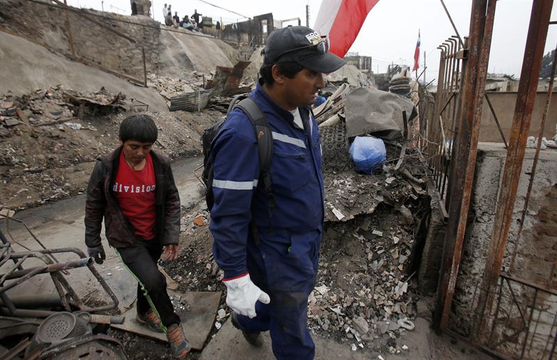 Sube a 12.500 los damnificados por devastador incendio en Chile