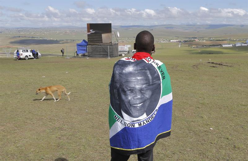 Vendedores de recuerdos de Mandela se benefician en día de cierre comercios