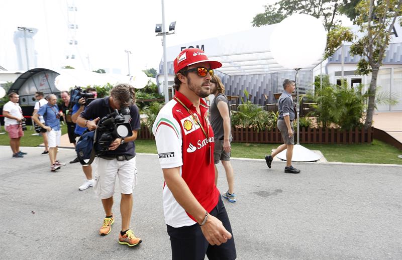Alonso dominó el primer ensayo libre en Singapur