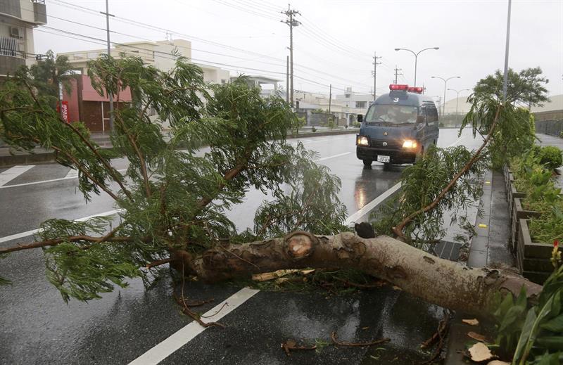 El potente tifón Goni golpea el suroeste de Japón, más de 70 heridos