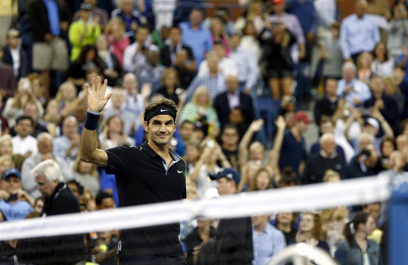 Federer no brilla pero avanza con firmeza en el US Open