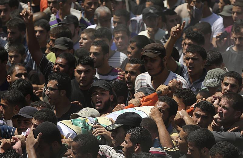 Miles de palestinos despiden a tres comandantes de Hamas muertos en Gaza