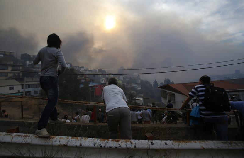 Siguen activos varios focos del incendio en Valparaíso