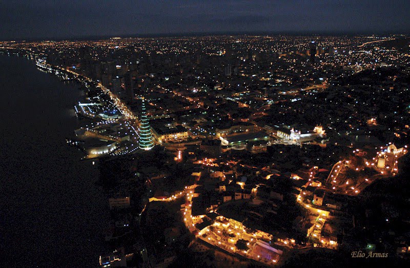 Guayaquil nocturna desde las alturas