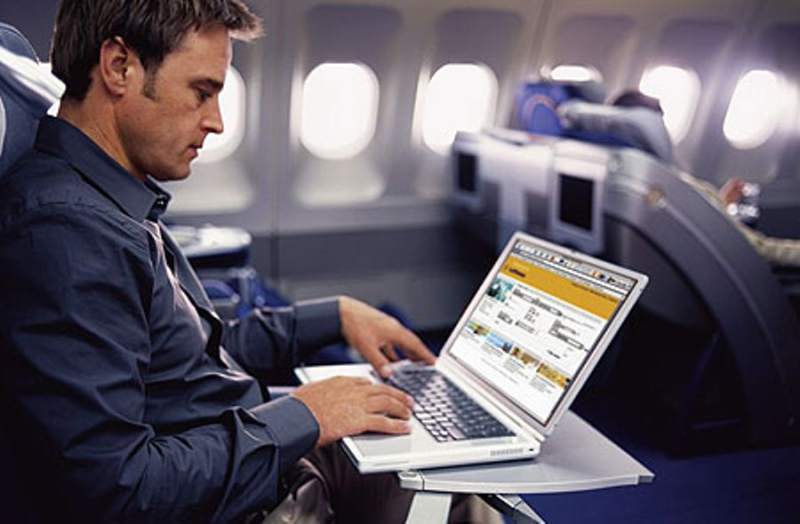 Gran Bretaña alista prohibición de llevar laptops en aviones