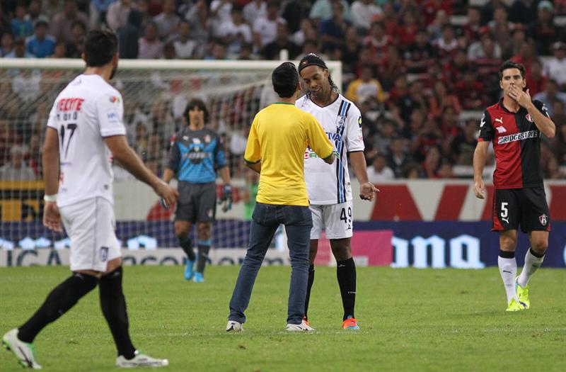 Ronaldinho anota en la derrota del Querétaro ante el Atlas
