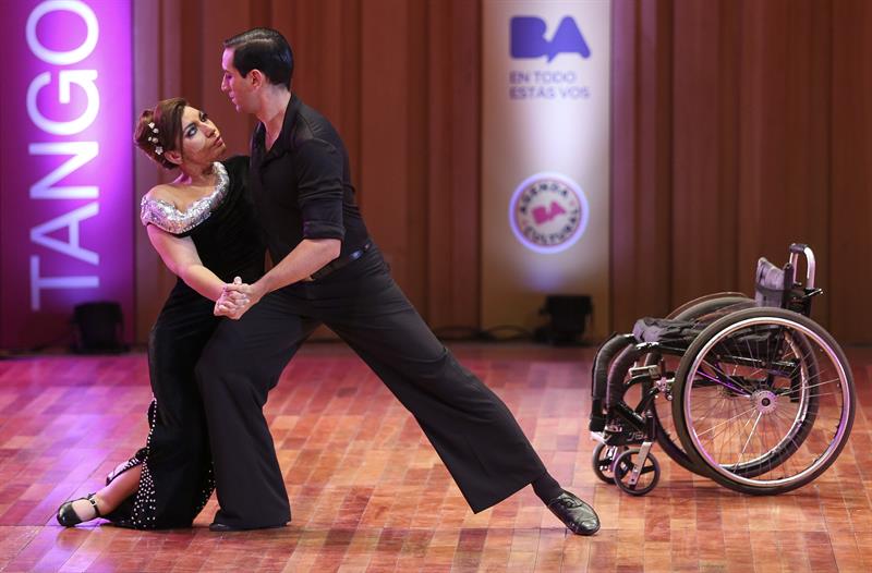 Una argentina &quot;derriba barreras sociales&quot; al bailar tango en silla de ruedas