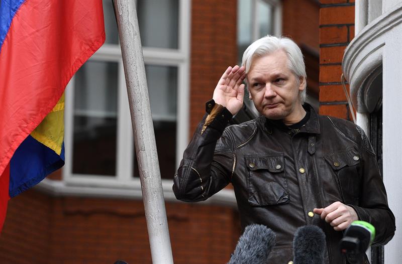 Ecuador discute el asilo de Julian Assange con Reino Unido