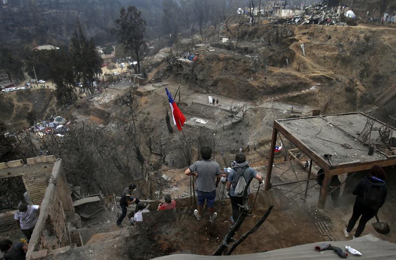 Sube a 12.500 los damnificados por devastador incendio en Chile