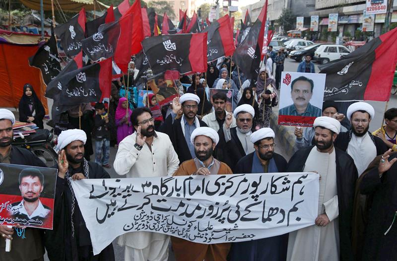 Sur de Pakistán vive un día de luto tras atentado contra mezquita chiita