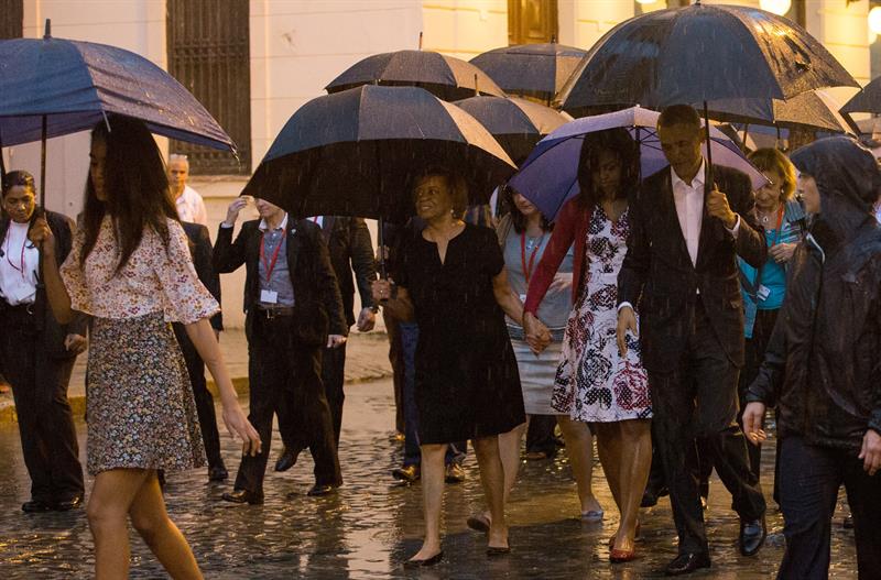 Obama y su familia se dan un paseo por La Habana Vieja a pesar de la lluvia