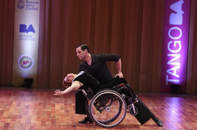 Una argentina &quot;derriba barreras sociales&quot; al bailar tango en silla de ruedas