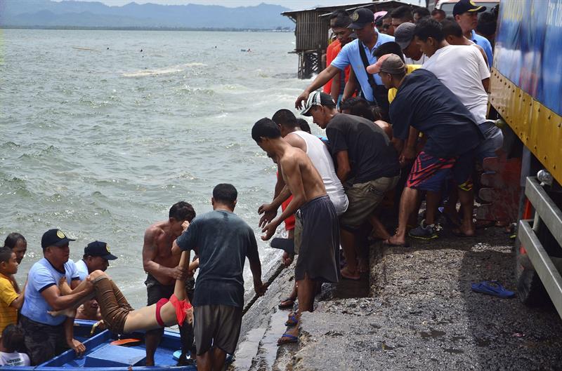 36 Muertos, 26 desaparecidos y 127 rescatados en un naufragio en Filipinas