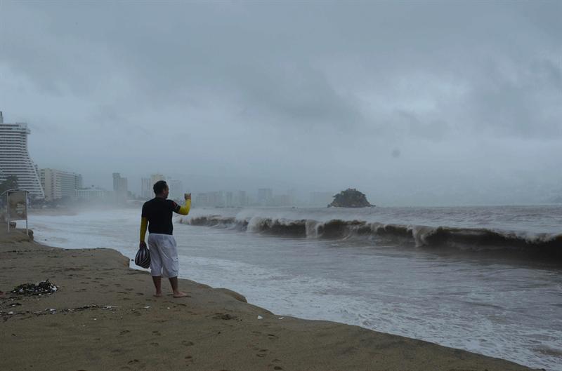 Más de 30 muertos deja el paso de dos ciclones por las costas de México